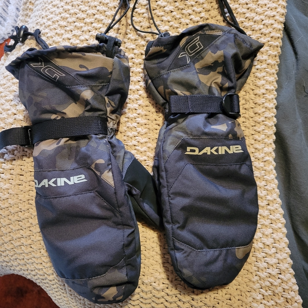 Dakine mittens